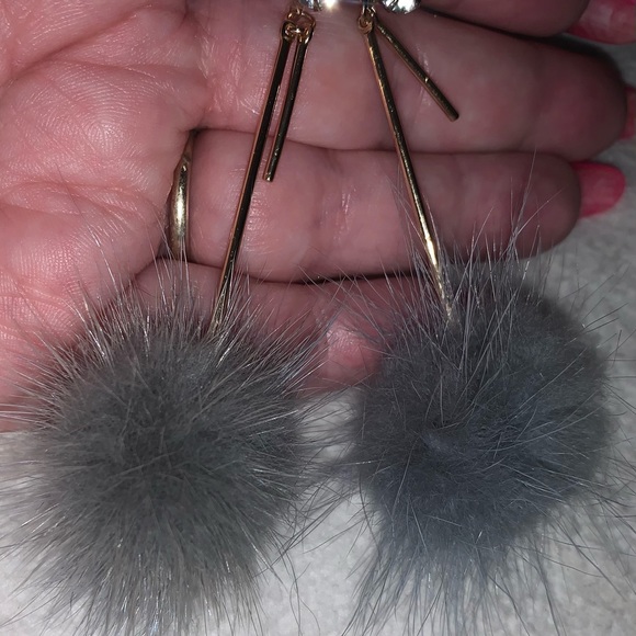 🌏5/25 Green/Gray Fuzzy Earrings - Picture 3 of 4